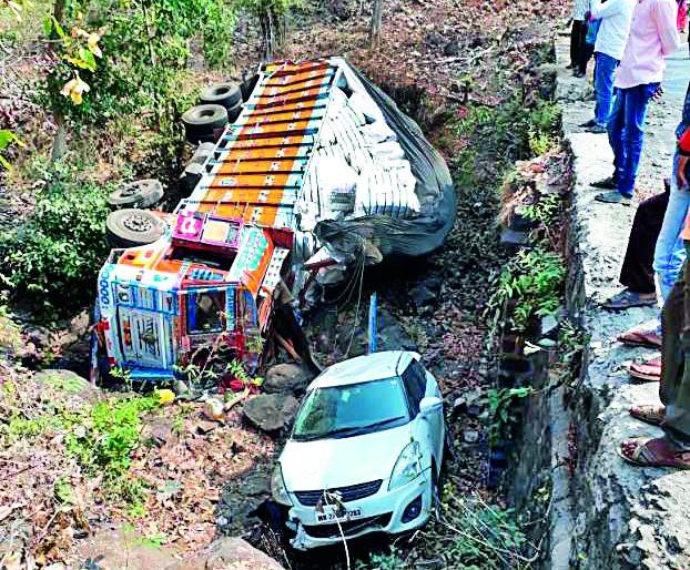 Cars, trucks, two wheelers collapsed under the bridge | कार, ट्रक, दुचाकी पुलाखाली कोसळले