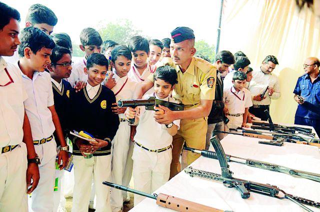 Lessons for 'traffic sans' students | 'ट्रॅफिक सेन्स'चे विद्यार्थ्यांना धडे Lessons for 'traffic sans' students | 'ट्रॅफिक सेन्स'चे विद्यार्थ्यांना धडे