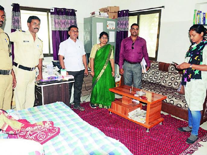 Madrasa strikes, victim's girlfriends reported | मदरशाची झडती, पीडितेच्या मैत्रिणींचे नोंदविले बयाण Madrasa strikes, victim's girlfriends reported | मदरशाची झडती, पीडितेच्या मैत्रिणींचे नोंदविले बयाण