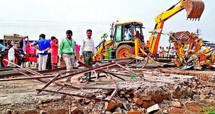 Extreme gem removal campaign the next day | दुसऱ्या दिवशीही अतिक्र मण हटाव मोहीम Extreme gem removal campaign the next day | दुसऱ्या दिवशीही अतिक्र मण हटाव मोहीम