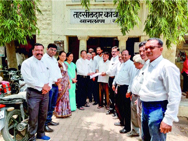 Support of the advocacy team for the strike of farmers | शेतकरी संपाला वकील संघाचा पाठिंबा Support of the advocacy team for the strike of farmers | शेतकरी संपाला वकील संघाचा पाठिंबा