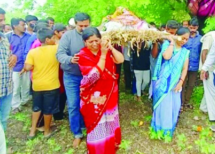 She is not my mother-in-law; The four daughters-in-law, like Leki, gave shoulder to mother-in-law Parthiwala | ... ती मायच; लेकीप्रमाणं सांभाळलेल्या चार सुनांनी सासूच्या पार्थिवाला दिला खांदा She is not my mother-in-law; The four daughters-in-law, like Leki, gave shoulder to mother-in-law Parthiwala | ... ती मायच; लेकीप्रमाणं सांभाळलेल्या चार सुनांनी सासूच्या पार्थिवाला दिला खांदा