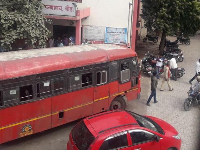  Passengers of the passenger's heart attack in Beed | बीडमध्ये एसटीत प्रवाशाचा हृदयविकाराने मृत्यू