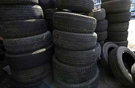 The bribe of the truck's Tire Chorana band in Beed | बीडमध्ये ट्रकचे टायर चोरणा-या टोळीचा पर्दाफाश The bribe of the truck's Tire Chorana band in Beed | बीडमध्ये ट्रकचे टायर चोरणा-या टोळीचा पर्दाफाश