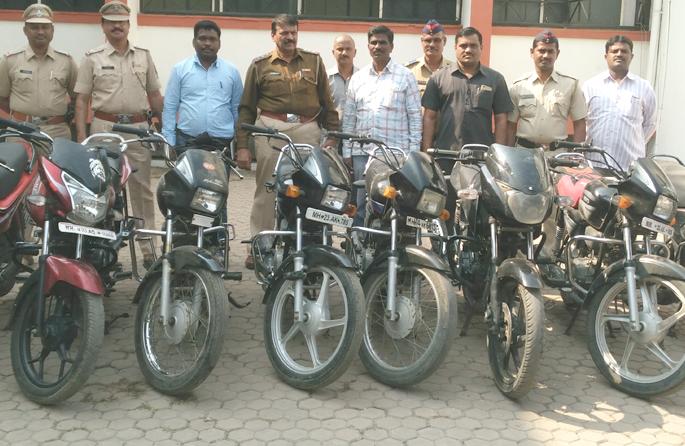 Beed robbed of two gangs of thieves | बीडमध्ये दुचाकी चोरांची टोळी जेरबंद