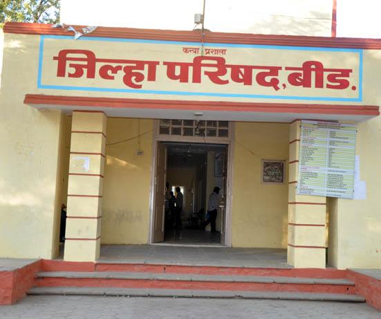 The sword of suspension on 'those' employees in Beed | बीडमधील ‘त्या’ कर्मचा-यावर निलंबनाची तलवार The sword of suspension on 'those' employees in Beed | बीडमधील ‘त्या’ कर्मचा-यावर निलंबनाची तलवार