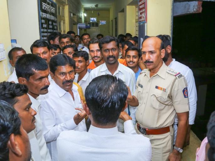 Events in Kondale, Ujni dam area near the water authorities | पाण्यासाठी अधिकाºयांना कोंडले, उजनी धरण परिसरातील घटना Events in Kondale, Ujni dam area near the water authorities | पाण्यासाठी अधिकाºयांना कोंडले, उजनी धरण परिसरातील घटना