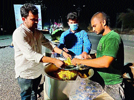 Free food for the poor in coming | येवल्यात गोरगरिबांना मोफत भोजन Free food for the poor in coming | येवल्यात गोरगरिबांना मोफत भोजन