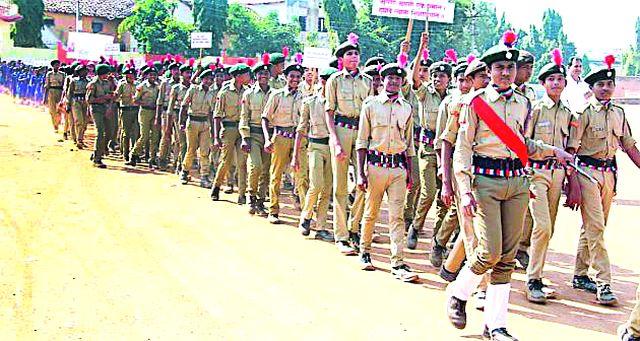 Thousands of people say 'Beti Bachao-Beti Padhao' | ‘बेटी बचाओ-बेटी पढाओ’च्या घोषणांनी लाखनी दुमदुमली Thousands of people say 'Beti Bachao-Beti Padhao' | ‘बेटी बचाओ-बेटी पढाओ’च्या घोषणांनी लाखनी दुमदुमली