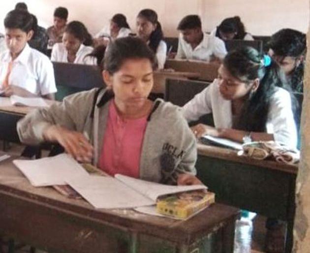 Tenth examination; Sit beside by father's dead body and studied at night | दहावीची परीक्षा; वडिलांच्या पार्थिवाजवळ बसून केला रात्रभर अभ्यास Tenth examination; Sit beside by father's dead body and studied at night | दहावीची परीक्षा; वडिलांच्या पार्थिवाजवळ बसून केला रात्रभर अभ्यास