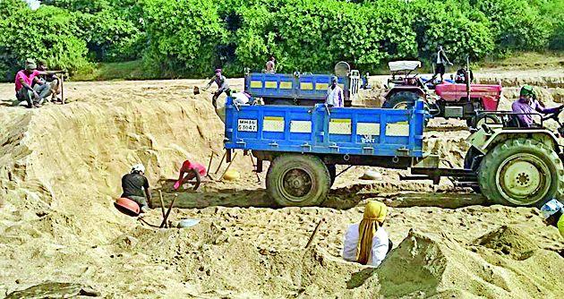 Sewage outside the limits | सीमांकनाबाहेर रेतीचा उपसा Sewage outside the limits | सीमांकनाबाहेर रेतीचा उपसा