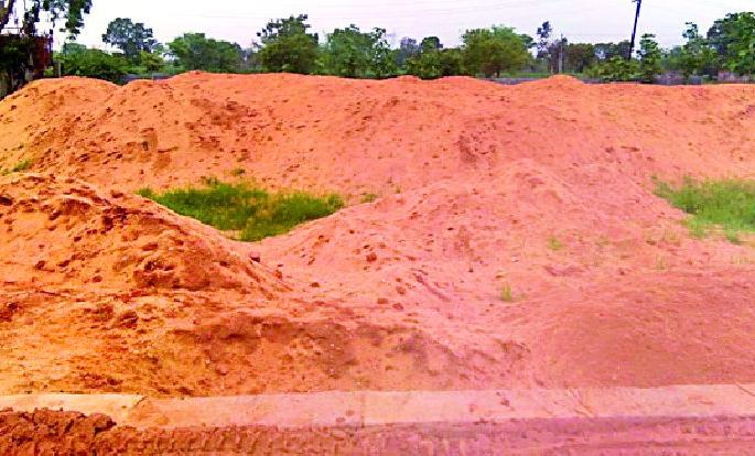 Heavy storage of sand on the weight center | वजनमाप केंद्रावर रेतीचा प्रचंड साठा