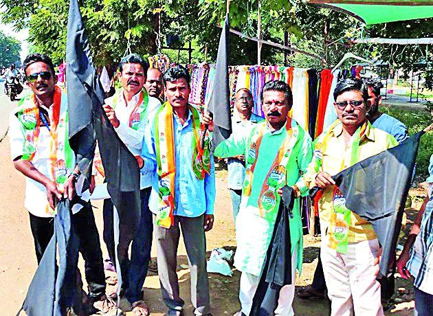 Eighteen black flag shows by Congress | काँग्रेसने दाखविले आठवलेंना काळे झेंडे Eighteen black flag shows by Congress | काँग्रेसने दाखविले आठवलेंना काळे झेंडे