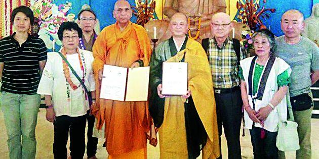 The fragrance of the sweetness of sweetness will be found everywhere | चंदनाच्या सुगंधातून मैत्रीचा सुंगध दरवळेल The fragrance of the sweetness of sweetness will be found everywhere | चंदनाच्या सुगंधातून मैत्रीचा सुंगध दरवळेल