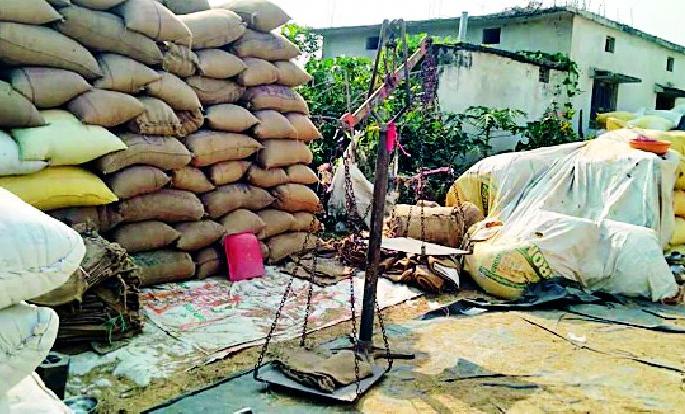 Autonomous stewardship at Aadhaar Paddy Shopping Center | आधारभूत धान खरेदी केंद्रावर मनमानी कारभार Autonomous stewardship at Aadhaar Paddy Shopping Center | आधारभूत धान खरेदी केंद्रावर मनमानी कारभार