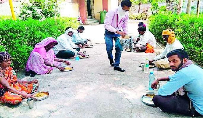 Shiv Bhoja erased concerns of displaced laborers | ‘शिवभोजन’ ने मिटविली विस्थापित मजुरांची चिंता Shiv Bhoja erased concerns of displaced laborers | ‘शिवभोजन’ ने मिटविली विस्थापित मजुरांची चिंता