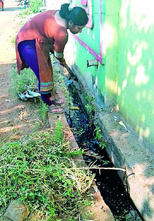 Sarpanch did the cleaning of Mohali drain | सरपंचाने केली मोहाडीतील नाली सफाई Sarpanch did the cleaning of Mohali drain | सरपंचाने केली मोहाडीतील नाली सफाई