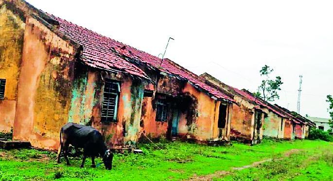 The police in the district live in a rugged and dilapidated house | जिल्ह्यातील पोलीस राहतात गळक्या आणि पडक्या निवासस्थानात The police in the district live in a rugged and dilapidated house | जिल्ह्यातील पोलीस राहतात गळक्या आणि पडक्या निवासस्थानात