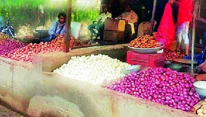 Water brought into the eyes of housewives by onion | कांद्याने आणले गृहिणींच्या डोळ्यात पाणी Water brought into the eyes of housewives by onion | कांद्याने आणले गृहिणींच्या डोळ्यात पाणी