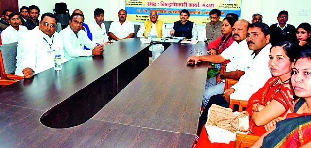 Chief Minister's dialogue with the sarpanch | मुख्यमंत्र्यांचा सरपंचांसोबत संवाद Chief Minister's dialogue with the sarpanch | मुख्यमंत्र्यांचा सरपंचांसोबत संवाद