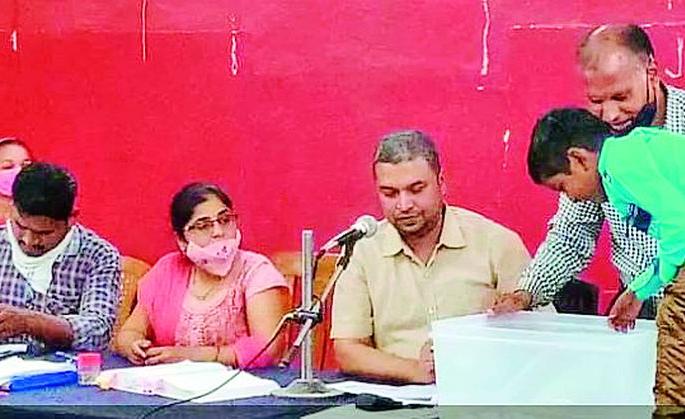 Breaking the reservation breaks the expectations of the aspirants | आरक्षण सोडतीने इच्छुकांचा अपेक्षा भंग Breaking the reservation breaks the expectations of the aspirants | आरक्षण सोडतीने इच्छुकांचा अपेक्षा भंग