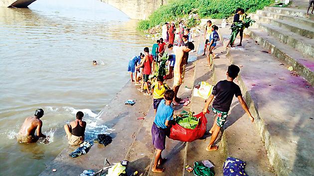 Young young men and women clean their eyes | उमद्या तरूणांनी केला स्वच्छतेचा जागर