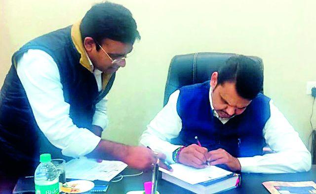 Attempts to cancel the official rolls | सरकारी पट्ट्यांची नोंद रद्द करण्यासाठी प्रयत्न