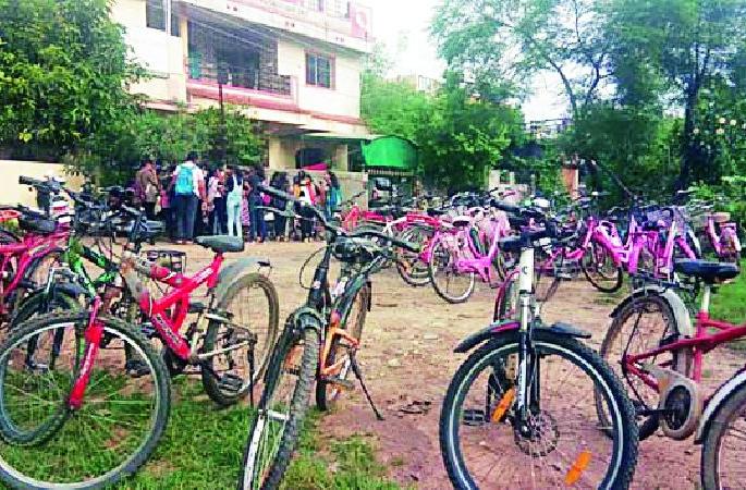 And the parents bled in the hands of their children | अन् पालकांनी दिल्या मुलांच्या हाती चक्क सायकली