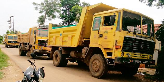 Stop the path against the sand ghat | रेतीघाट विरोधात रास्ता रोको