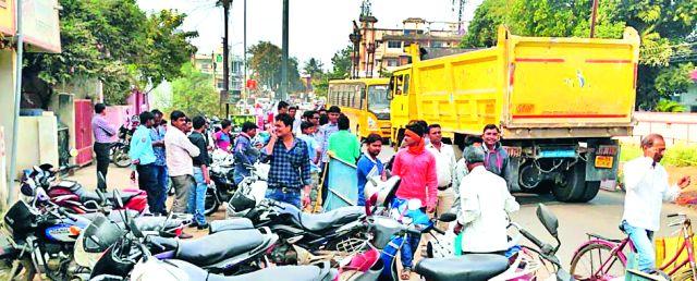 The excavated road got up | खोदलेला रस्ता उठला जीवावर The excavated road got up | खोदलेला रस्ता उठला जीवावर
