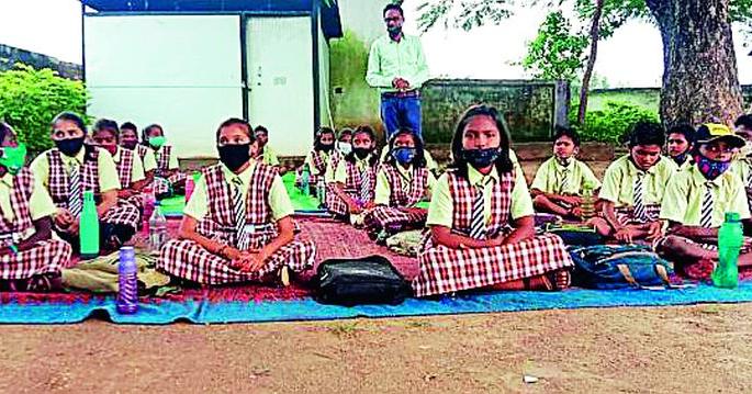School landlord; Students sit under the navel | शाळा जमीनदोस्त; विद्यार्थी बसतात नभाखाली