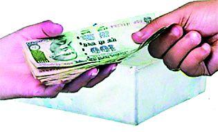 While taking a bribe, the laboratory was caught in a panic | लाच घेताना प्रयोगशाळा परिचराला रंगेहात पकडले While taking a bribe, the laboratory was caught in a panic | लाच घेताना प्रयोगशाळा परिचराला रंगेहात पकडले