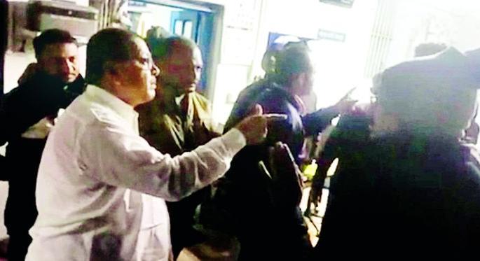 The storm that erupted from the viral video is back to the same video | व्हायरल व्हिडीओवरून उठलेले वादळ पुन्हा त्याच व्हिडीओकडे The storm that erupted from the viral video is back to the same video | व्हायरल व्हिडीओवरून उठलेले वादळ पुन्हा त्याच व्हिडीओकडे