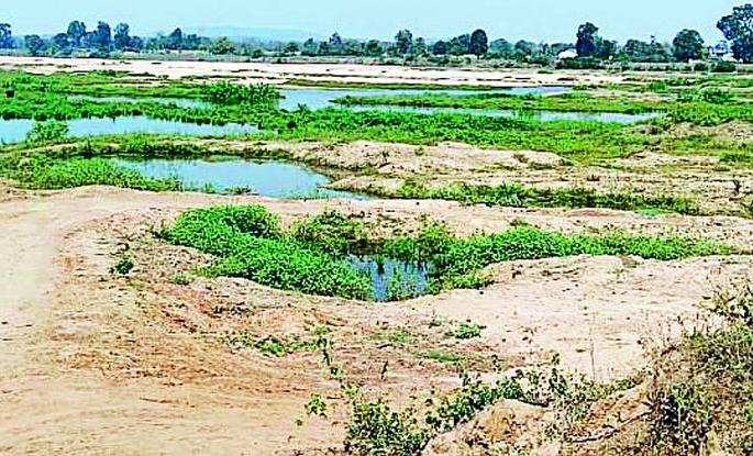 Shocking! Sand smugglers dig Bawanthadi river basin | धक्कादायक! रेती तस्करांनी पोखरले बावनथडी नदीपात्र Shocking! Sand smugglers dig Bawanthadi river basin | धक्कादायक! रेती तस्करांनी पोखरले बावनथडी नदीपात्र