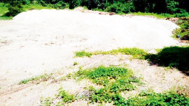 The illegal storage of sand in the mines mine | मॉईलच्या खाणीत रेतीचा अवैध साठा The illegal storage of sand in the mines mine | मॉईलच्या खाणीत रेतीचा अवैध साठा