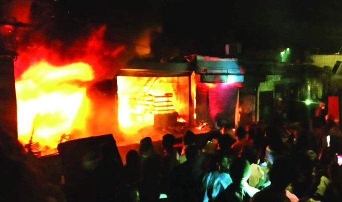 Four shops in the fire; A loss of two crores | आगीत चार दुकाने खाक; दोन कोटी रुपयांचे नुकसान Four shops in the fire; A loss of two crores | आगीत चार दुकाने खाक; दोन कोटी रुपयांचे नुकसान
