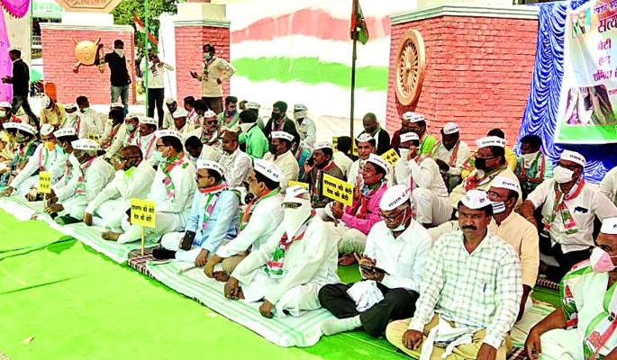 Buldhana Congress agitation against Uttar Pradesh government | उत्तर प्रदेश सरकारच्या निषेधार्थ काँग्रेसचे आंदोलन Buldhana Congress agitation against Uttar Pradesh government | उत्तर प्रदेश सरकारच्या निषेधार्थ काँग्रेसचे आंदोलन