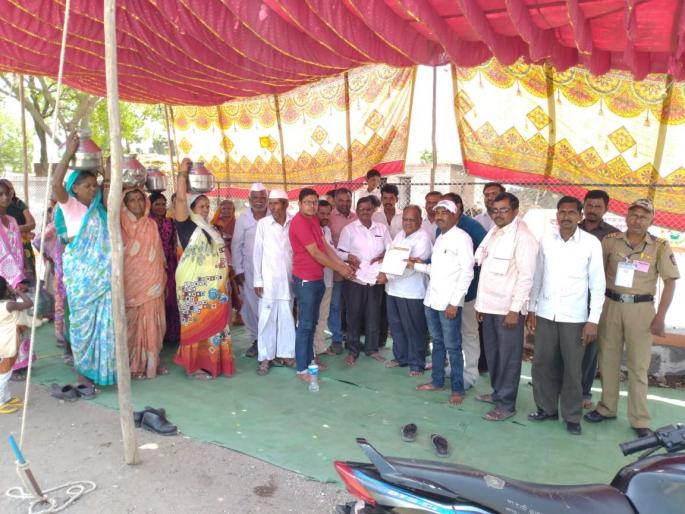 Behind the ongoing fasting fasting for water | पाण्यासाठी सुरु असलेले आमरण उपोषण मागे Behind the ongoing fasting fasting for water | पाण्यासाठी सुरु असलेले आमरण उपोषण मागे