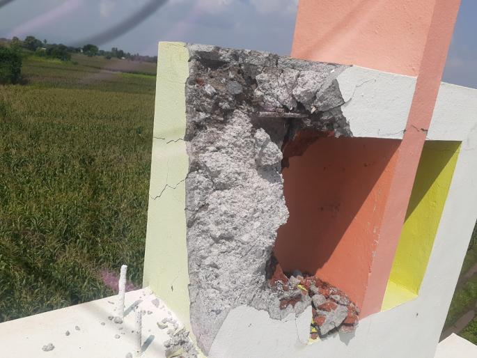 Damage to bungalow due to power outage in Brahmangaon | ब्राह्मणगावी वीज पडून बंगल्याचे नुकसान Damage to bungalow due to power outage in Brahmangaon | ब्राह्मणगावी वीज पडून बंगल्याचे नुकसान