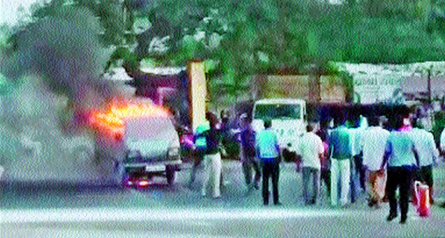 Sinnarala petal car on petrol pump | सिन्नरला पेट्रोल पंपावर पेटली कार Sinnarala petal car on petrol pump | सिन्नरला पेट्रोल पंपावर पेटली कार