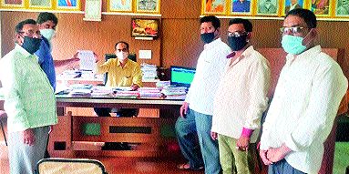 Protests in Chandwad with black ribbons | काळ्या फिती लावून निषेधपरीट बांधवांची चांदवडला निदर्शने