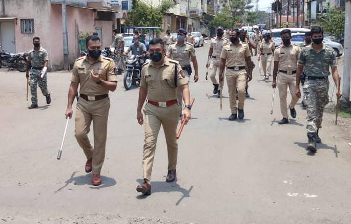 Strict lockdown started as soon as the police chief took to the streets | पोलीसप्रमुख रस्त्यावर उतरताच सुरु झाला कडक लॉकडाऊन Strict lockdown started as soon as the police chief took to the streets | पोलीसप्रमुख रस्त्यावर उतरताच सुरु झाला कडक लॉकडाऊन