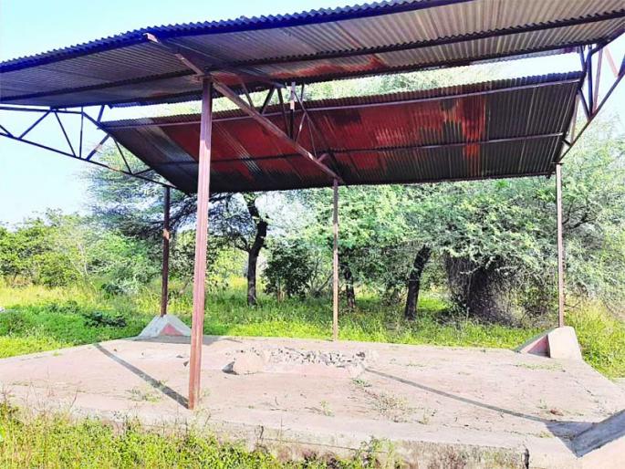 Cemetery in rural areas of Chikhali Taluka have no shades | ग्रामीण भागातील स्मशानभूमी सोसताहेत मरणयातना ! Cemetery in rural areas of Chikhali Taluka have no shades | ग्रामीण भागातील स्मशानभूमी सोसताहेत मरणयातना !