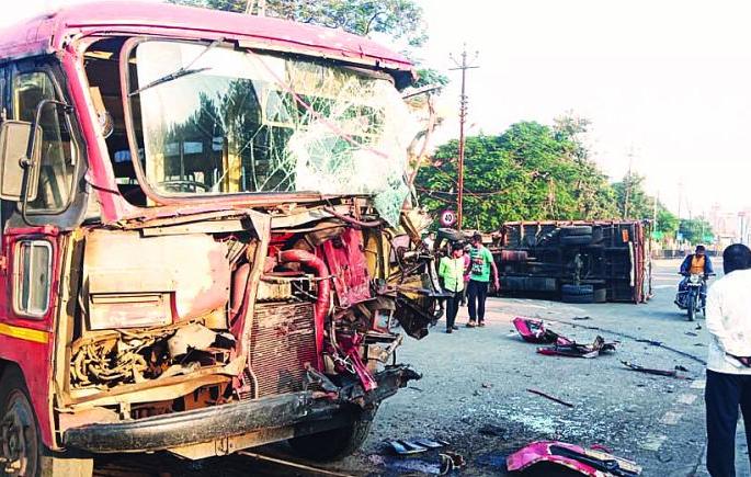 ST bus and truck collided khamgaon to Jalna road | खामगाव - जालना महामार्गावर एसटी बस व ट्रकची समोरासमोर धडक ST bus and truck collided khamgaon to Jalna road | खामगाव - जालना महामार्गावर एसटी बस व ट्रकची समोरासमोर धडक