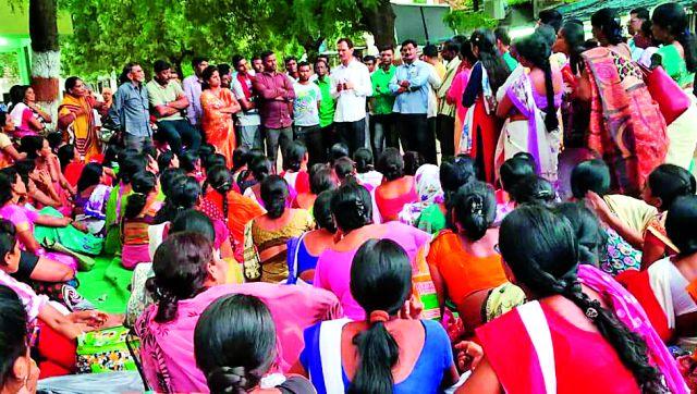 Eventually the workers got salary subsidy | अखेर कामगारांच्या पगाराचे अनुदान मिळाले Eventually the workers got salary subsidy | अखेर कामगारांच्या पगाराचे अनुदान मिळाले