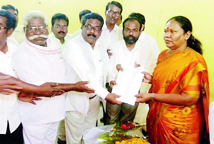 Action should be taken against bogus tribals | बोगस आदिवासींवर कारवाई करावी Action should be taken against bogus tribals | बोगस आदिवासींवर कारवाई करावी