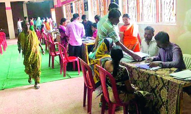 Hundreds of civic people will get crib | शेकडो नागरिकांना मिळणार घरकुल Hundreds of civic people will get crib | शेकडो नागरिकांना मिळणार घरकुल