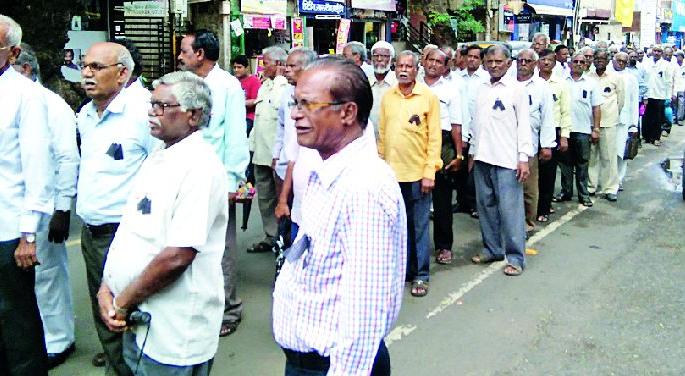 Pensions on pensioners of district workers to draw attention to problems | समस्यांकडे लक्ष वेधण्यासाठी निवृत्ती वेतनधारकांची जिल्हा कचेरीवर धडक Pensions on pensioners of district workers to draw attention to problems | समस्यांकडे लक्ष वेधण्यासाठी निवृत्ती वेतनधारकांची जिल्हा कचेरीवर धडक