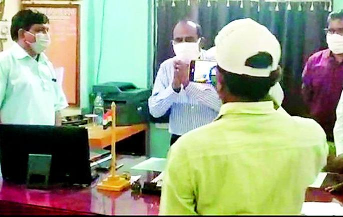 Eventually the SDO bowed to the organization | अखेर संघटनेपुढे झुकले एसडीओ