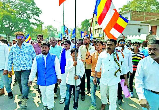 Curfew restrictions in Kerala | वरोऱ्यात कडकडीत बंद पाळून कोरेगाव भीमा घटनेचा निषेध Curfew restrictions in Kerala | वरोऱ्यात कडकडीत बंद पाळून कोरेगाव भीमा घटनेचा निषेध